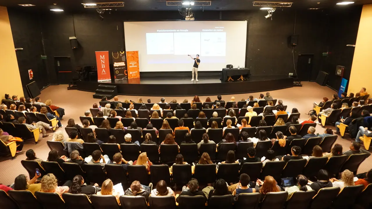 Manu Ferrini dando una charla de marketing digital frente a más de 400 personas en el Museo Nacional de Bellas Artes de Neuquén